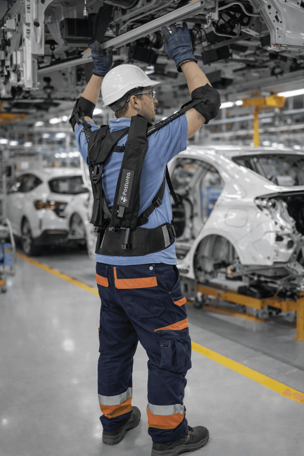 Opérateur équipé d’un exosquelette dans un atelier automobile