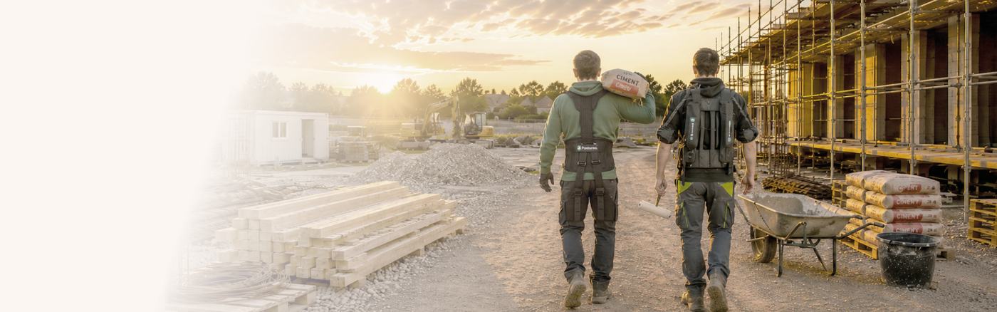 Professionnels portant des exosquelettes dans un environnement de chantier