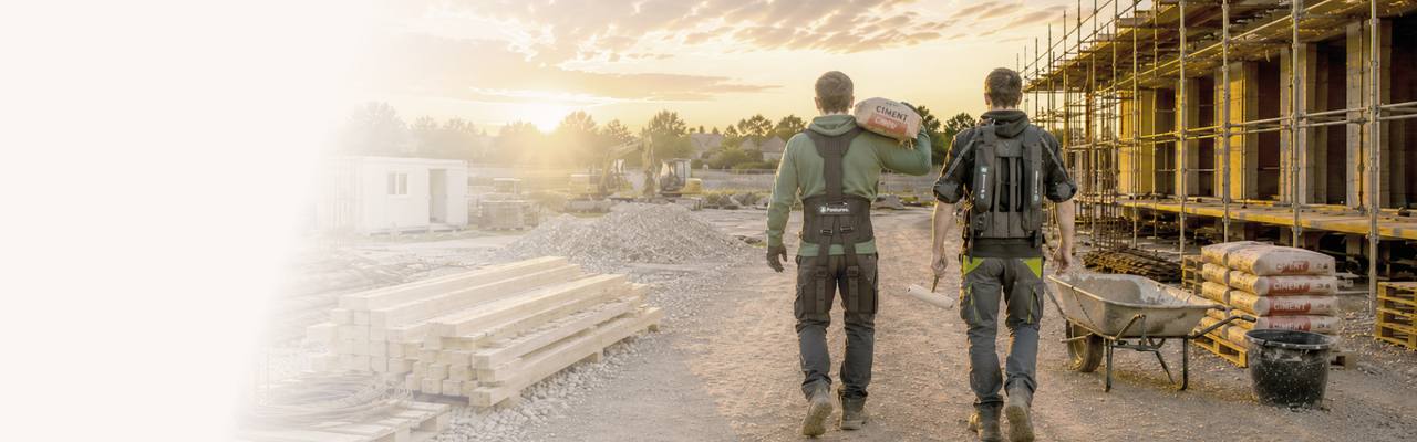 Deux professionnels équipés d’exosquelettes sur un chantier